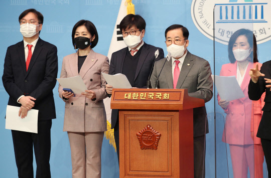 지난 3월18일 국민의힘 4.7 서울시장 보궐선거 선거대책위원회 박성중 공동선대위원장을 비롯한 의원들이 서울 여의도 국회 소통관에서 공명선거감시단 발족 기자회견을 하고 있다.[사진=연합뉴스]